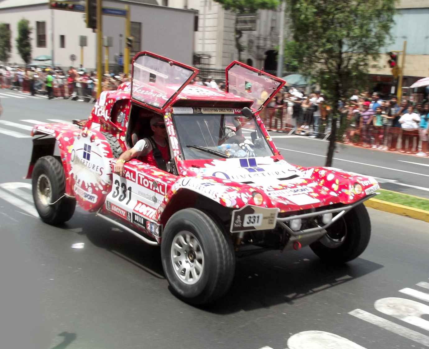 Thierry Magnaldi Frankreich Dakar Lima 2012 auf der Strasse.jpg